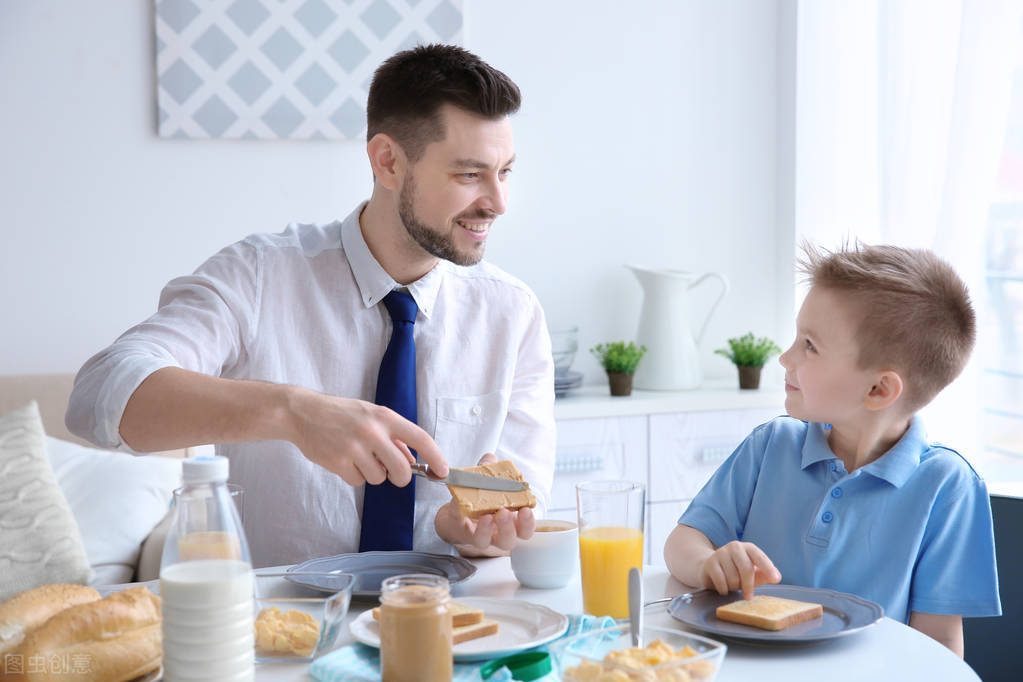 父亲用一碗鸡蛋面让孩子掌握了许多做人的道理，家长讲给孩子听听