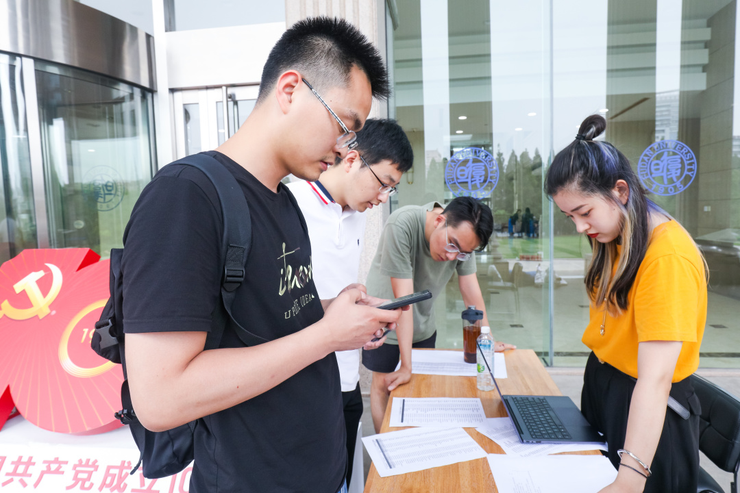 毕业季，复旦大学书记校长喊毕业生合影啦！