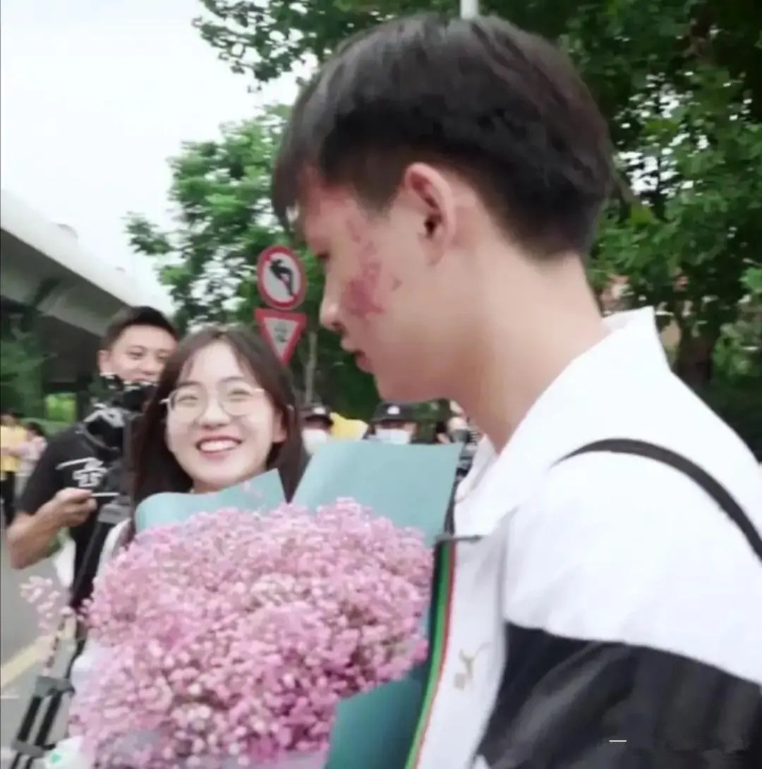 高考送花女孩：长得太好看引关注，一夜涨粉百万却不为所动