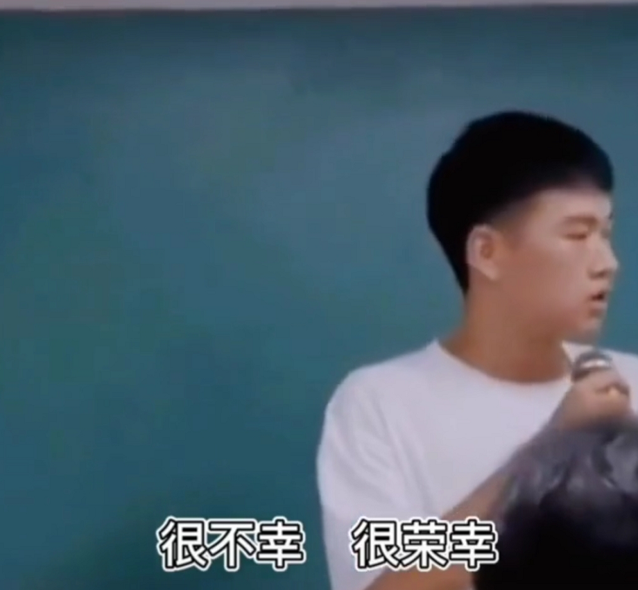 大学生上台自我介绍，真是紧张加激动，网友：说相声的好苗子