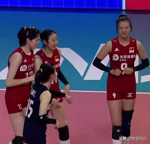 中国女排对波兰现场(中国女排26：24艰难赢了波兰队，大比分1-0领先，队员发出惊呼声)