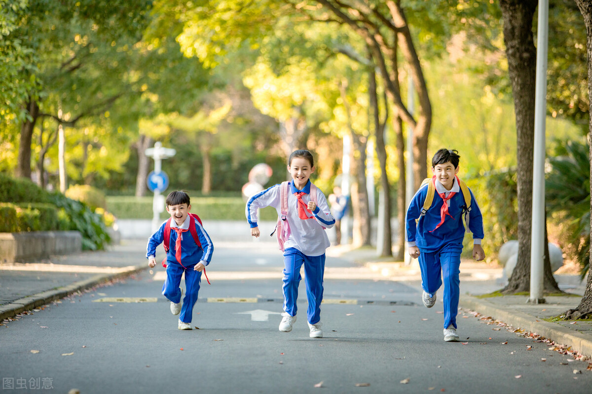 小学满分作文《操场上的一幕》