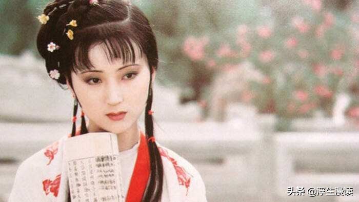 林黛玉眉目如画，体弱多愁，一颦一笑皆含诗韵，孤高自许，泪洒花前，尽显才情与宿命。