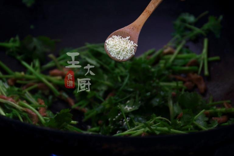 香菜炒牛肉的做法（手把手教会你做香味四溢的香菜牛肉）