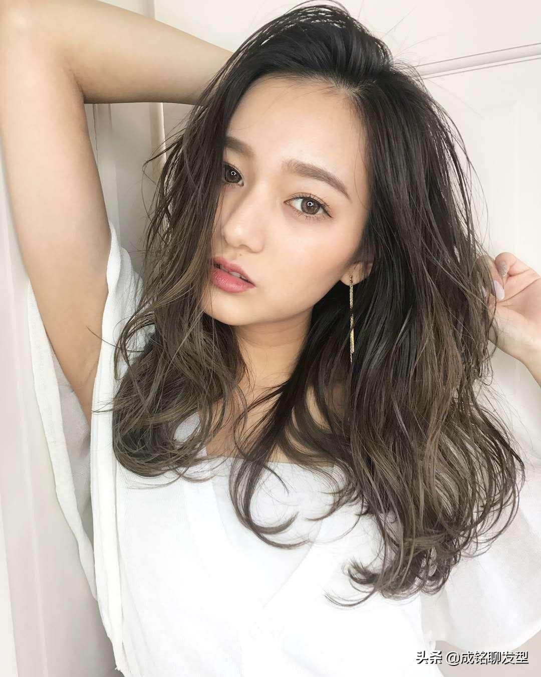 这10款精致时尚的长卷发今夏很流行，想换发型的小姐姐快来看看！