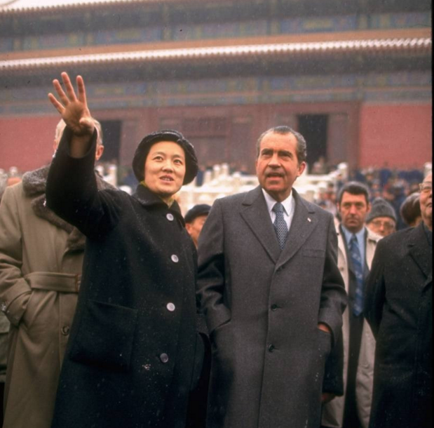 举重投轻的意思(1972年，尼克松不满意毛主席送的4两茶叶，周总理如何轻松化解？)