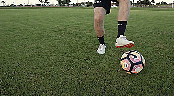 怎样学足球我是新手（五个初学者必会的足球基本技巧）