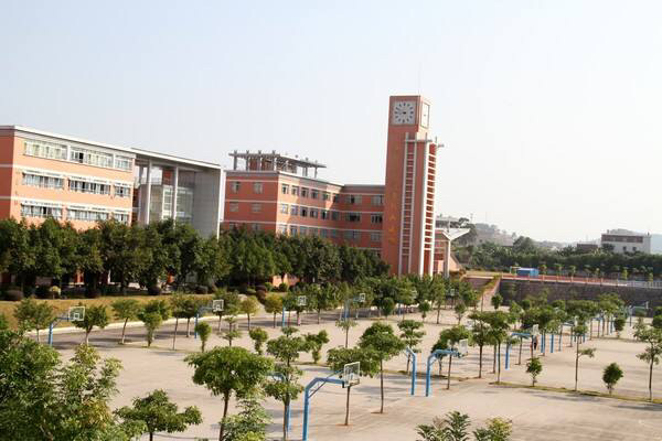 众说纷纭,有人认为是龙川一中风水出了问题,有人认为是河源市教育政策