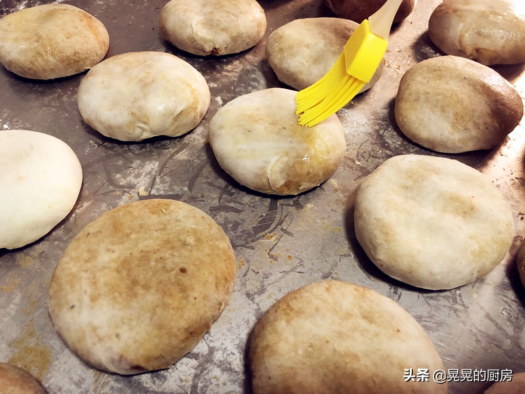 老北京麻酱烧饼(老北京麻酱烧饼家常做法，浓浓的芝麻香，几天不吃还真想这口儿)