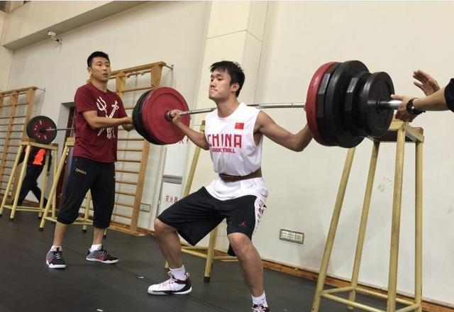 为什么没有nba球员训练深蹲(周琦练深蹲，姚明练深蹲，詹姆斯练深蹲，没有对比就没有尴尬)