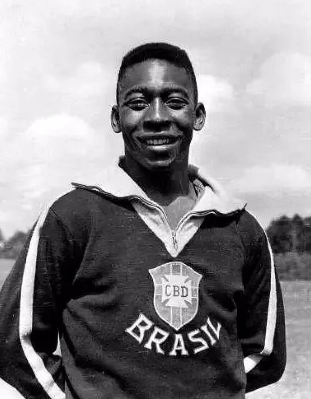 年轻时的贝利在一次训练中,贝利因为使用"任加"踢法,不小心伤到了膝盖