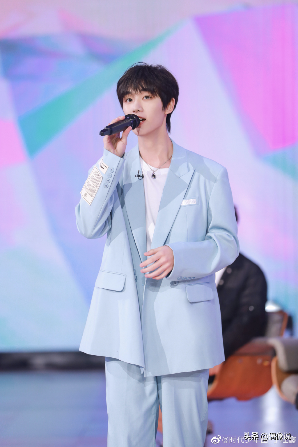 帅气小哥哥打篮球照片16岁(丁程鑫开学第一天和北电同学打篮球,单手插