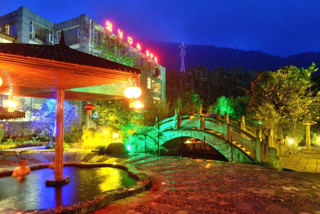华生酒店地处峨眉山东麓,居于市区,毗邻亚洲最大十方丛林大佛禅院景区