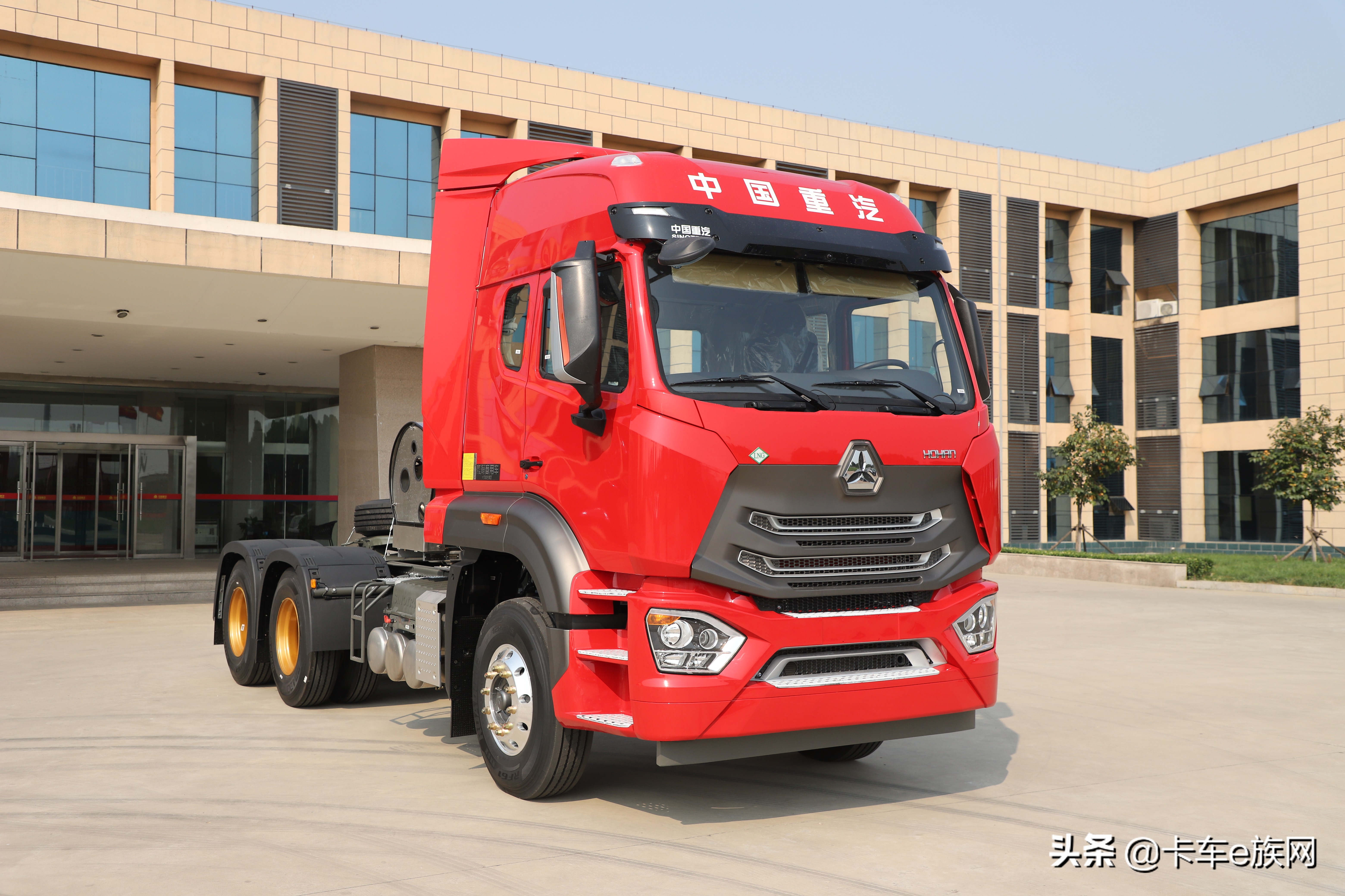 国六牵引车一样不烧尿素,中国重汽豪瀚LNG 6×4牵引车深度评测