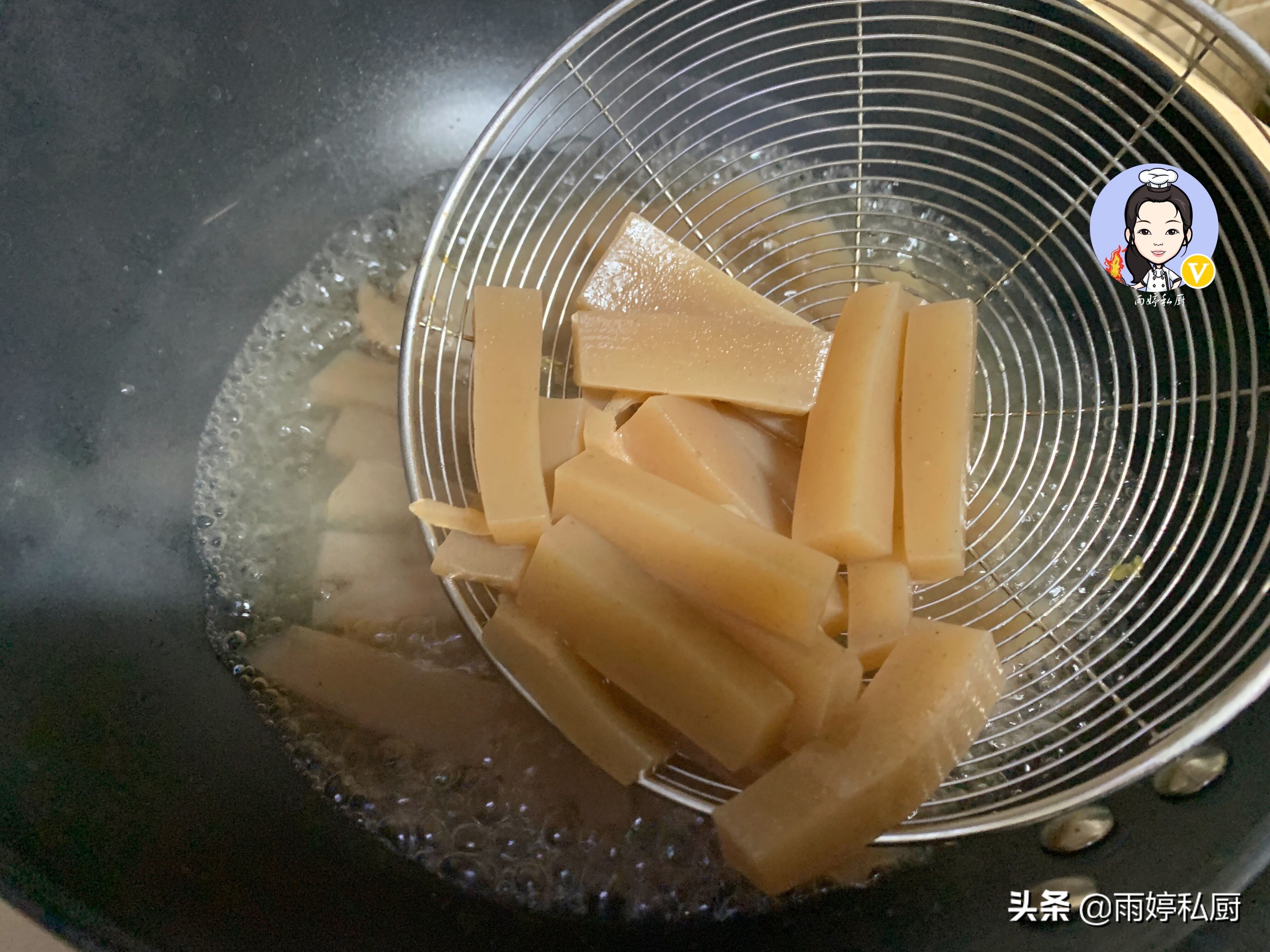 黑豆腐怎么做好吃（教你做Q弹滑软的黑豆腐）