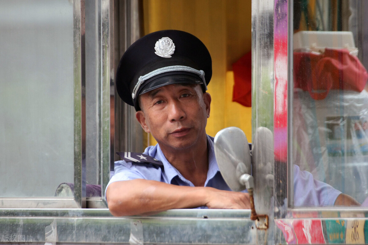 冒然到处走动,平时爱打盹的小区里门岗保安大爷都打起了十二分精神,像