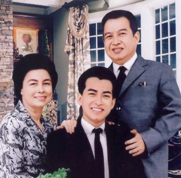 作为老国王西哈努克的小儿子,西哈莫尼从小生活优渥,只是他的名字就