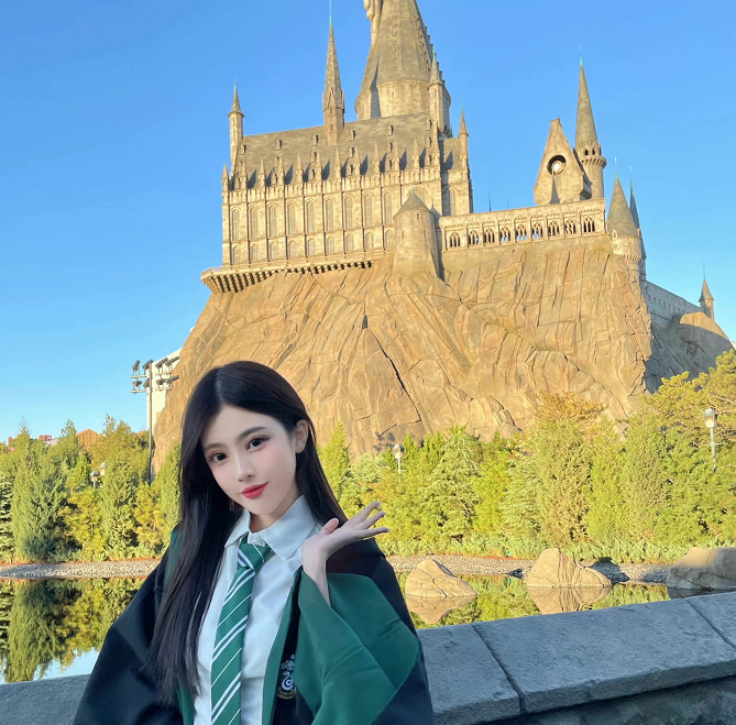 四川传媒学院“校花”走红，身材颜值不输明星，而且还如此优秀