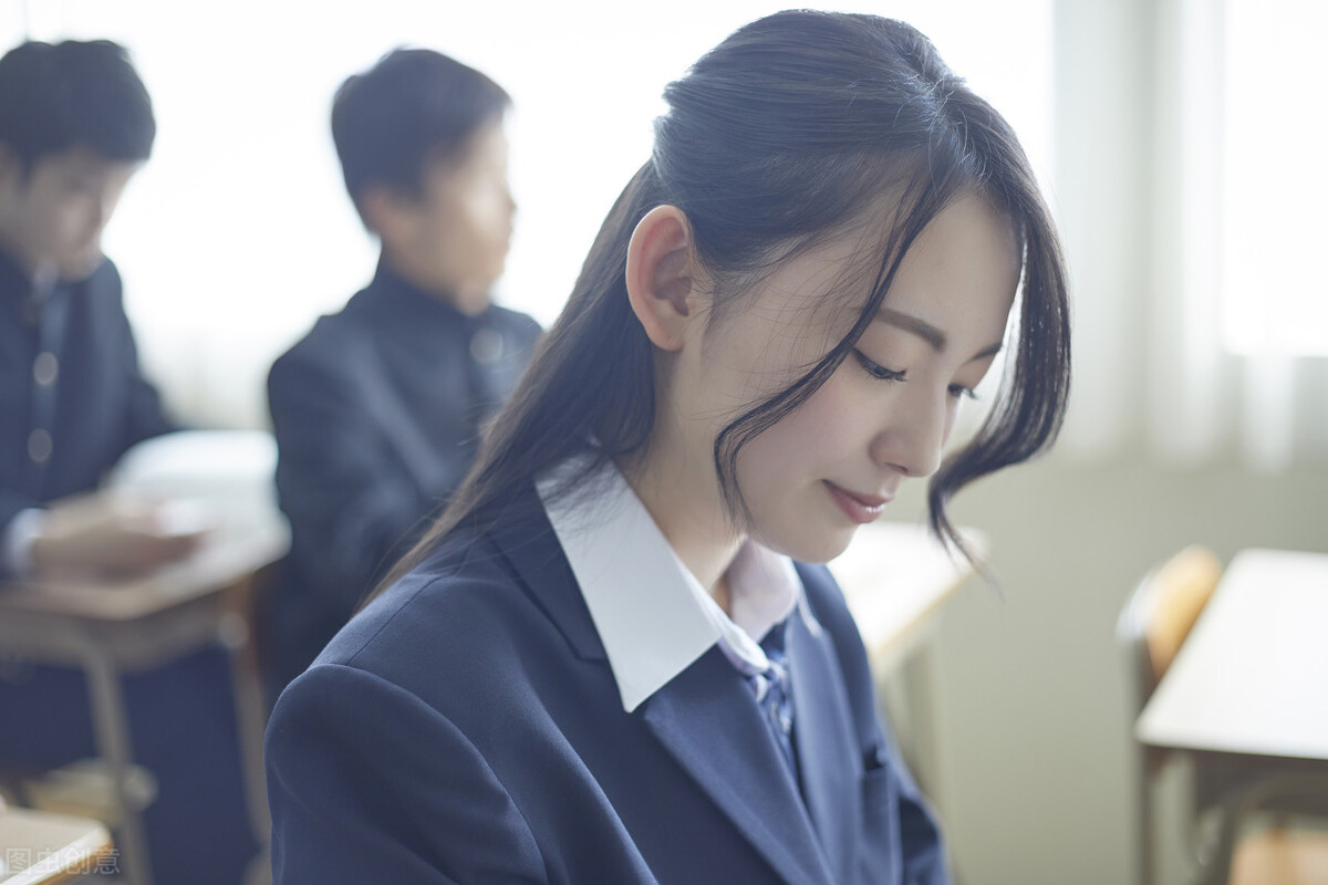 同学们要明白，人生靠自己靠山山会倒，靠水水会流靠自己永远不倒