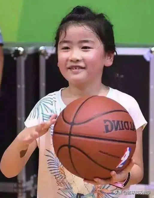 姚明女儿在哪里学篮球（姚明携女在野球场出现！女儿才10岁就上场练手啊？）