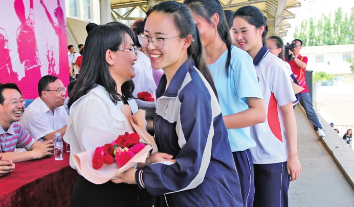 高考结束铃声响起，考生母亲“坐地大哭”，这个问题很严重