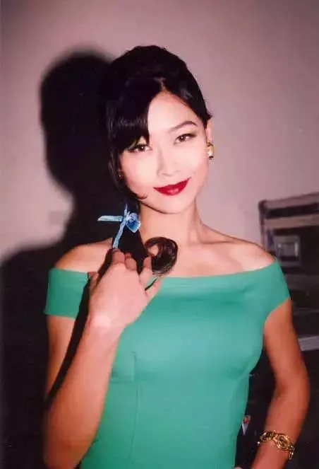 香港娱乐圈五位性感女神！照片收集了很久，看过一半算我输