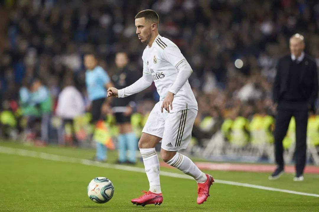 阿扎尔右大腿轻微过载（皇马官方宣布：阿扎尔右大腿肌肉受伤！大概率无缘马德里德比）