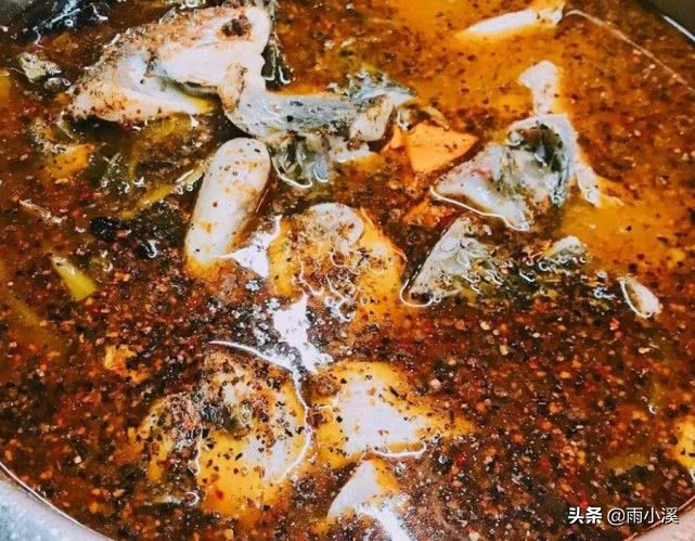 美食推荐：鱼火锅的家庭做法，鱼肉鲜嫩香辣爽口
