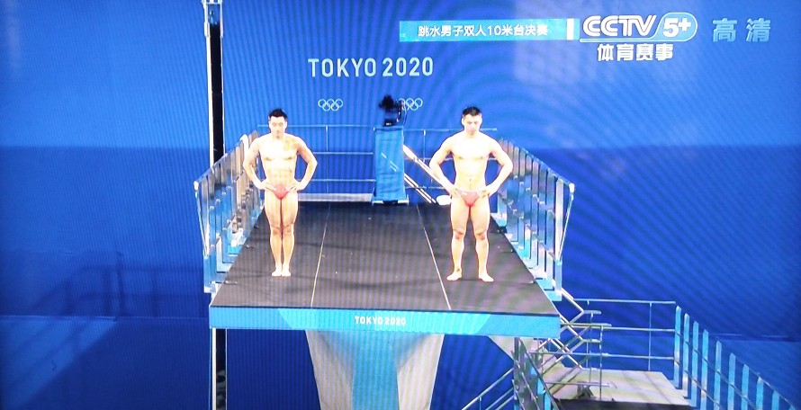2021年跳水世界杯时间(男子10米台双人决赛中国队获得银牌，高手的对决，没有失误)