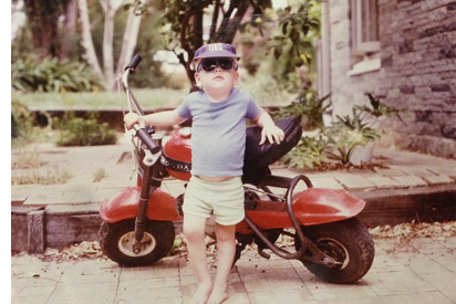 女学生和母亲的“同款照”，妈妈年轻时有多美？网友：没有可比性