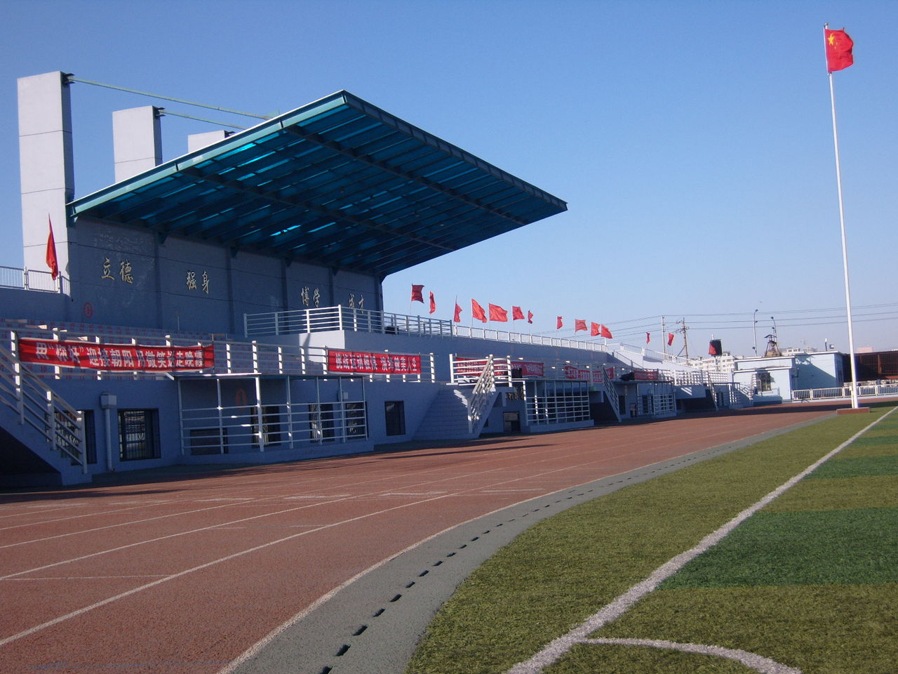 包钢一中包头市第一中学包头一中,学校有两个校区,分别是主校区和中山