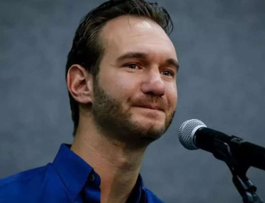 天生没有四肢的演说家尼克,身价过亿后娶亚裔娇妻,生下4个孩子