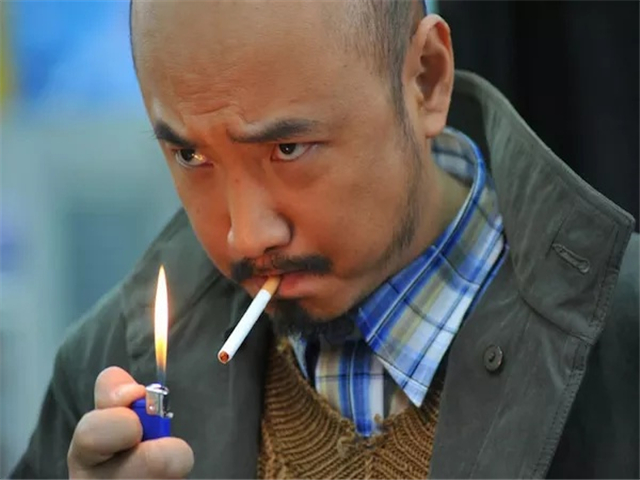 首先是徐铮饰演的何金水,徐铮把这个人物塑造的非常立体,他缺钱但是他