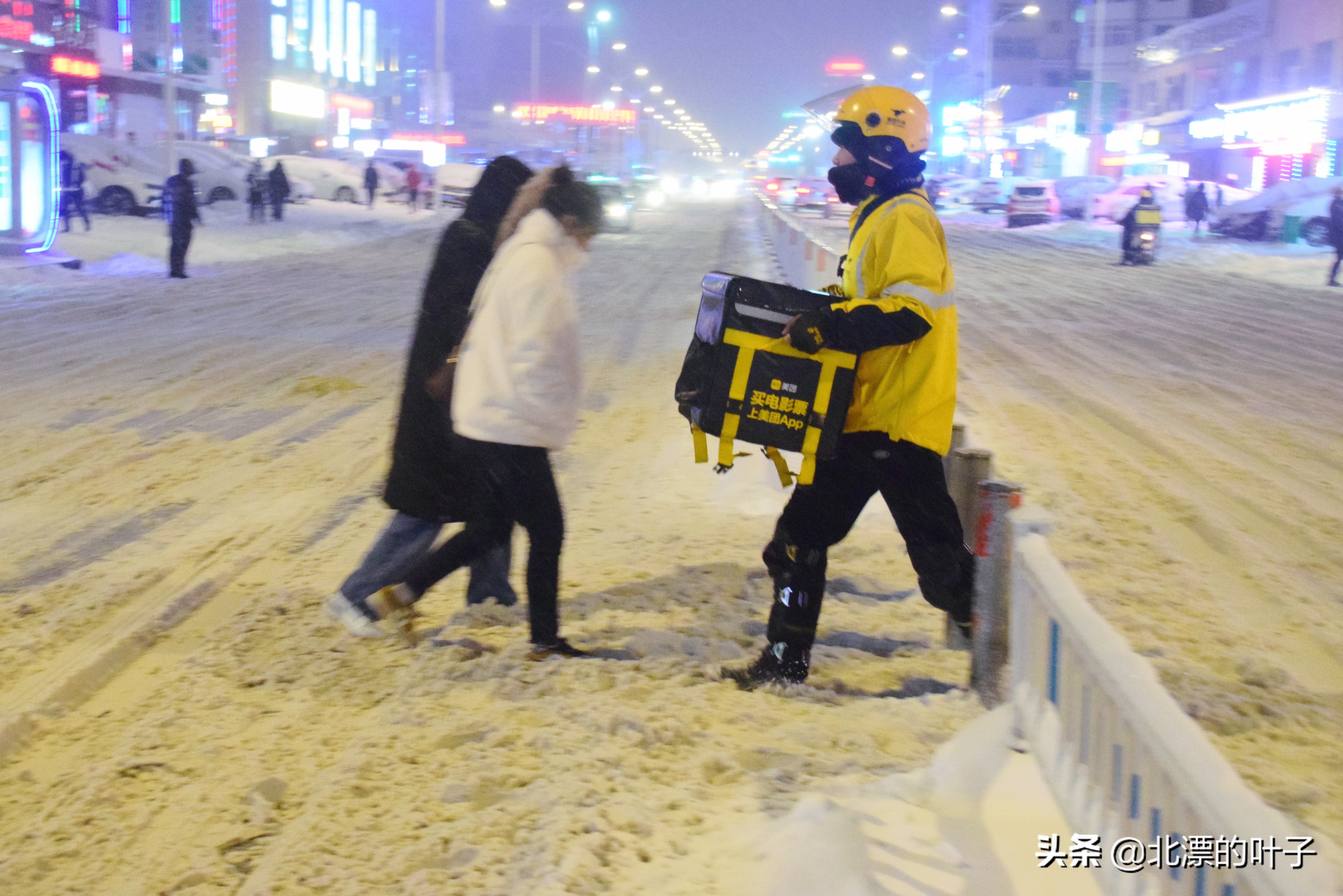 大雪之中，女士拖着箱子去送外卖，箱子坏了，恳请王兴不要扣她钱