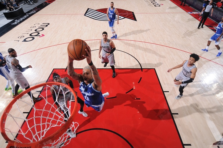 球队大腿7中4砍下10分（安东尼终于抱上了大腿！单场38分7助！球队老大就是硬）