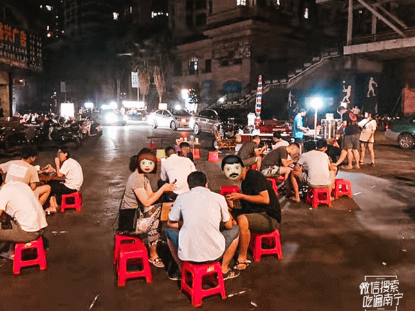 这家晚上10点半才开摊的烧鸭粉！还没开摊就有人在排队