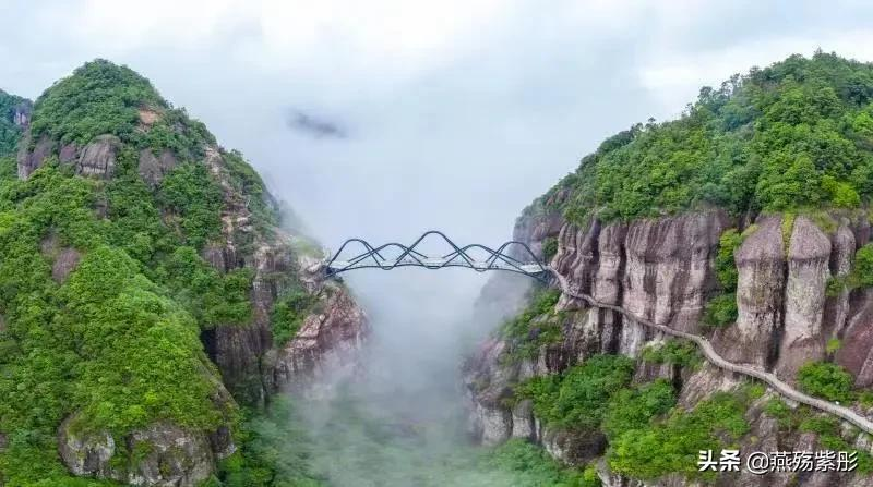 空山新雨后,景色分外娆,竹筏水上行,诗意盎然时,你心动了吗?