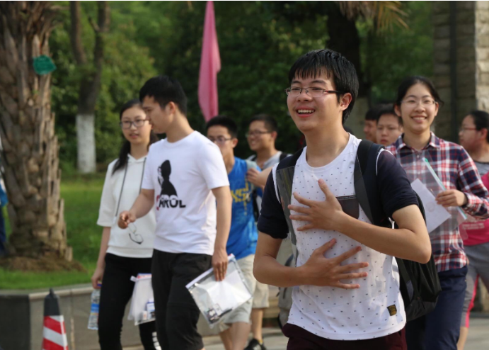 一省录取分数线“断崖式”下降，415分能报考一本，直接降低40分