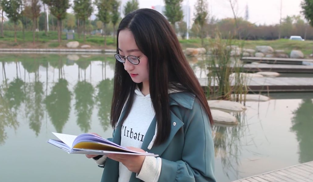 贫困生就得穷酸？大学生因为穿了一双耐克鞋，助学金被取消