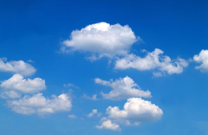 一朵云可重达500吨，为什么天空中的云不会掉下来？