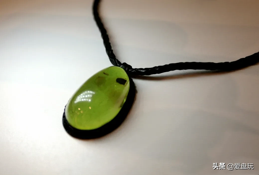 一条红蜜蜡,卖1万?玩友:咋瞅着像豆腐乳成精