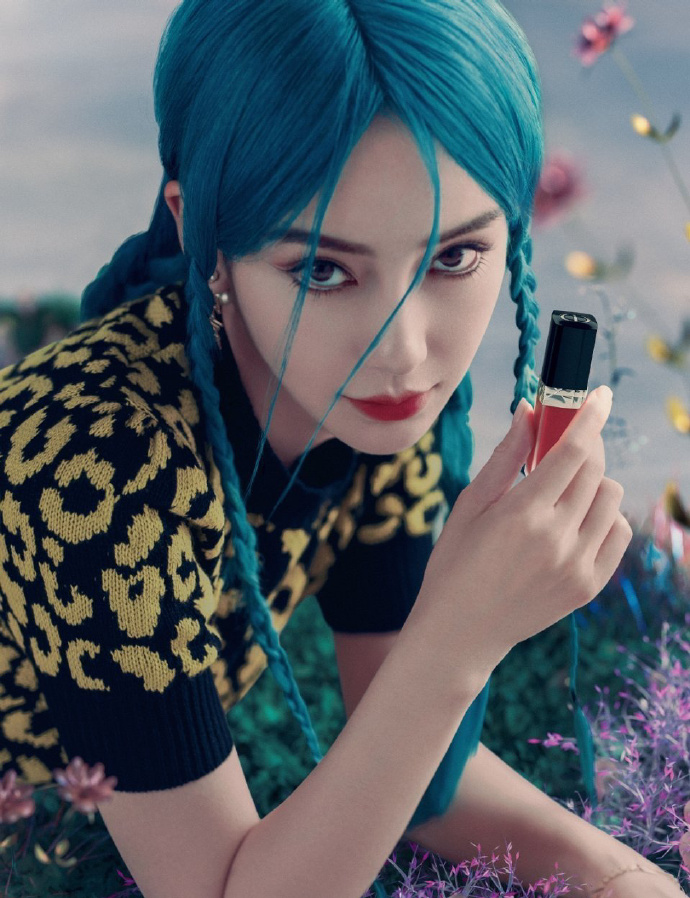 angelababy拍时尚写真大片,孔雀蓝长发挑染又美又酷,好评无数