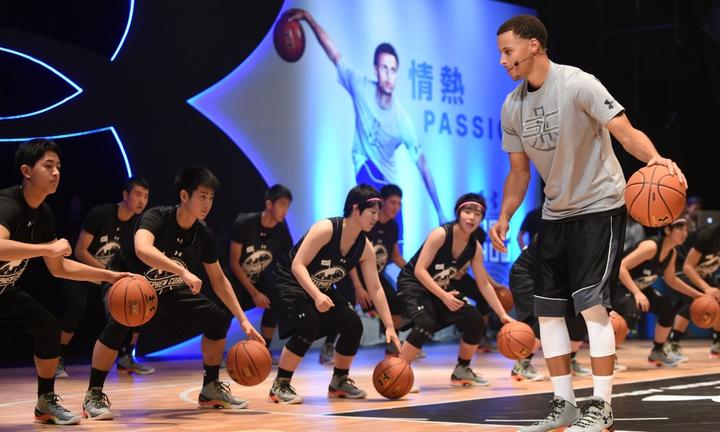 懂nba运营要知道哪些(NBA球鞋自由市场的运作方式：球员招募与推介会)