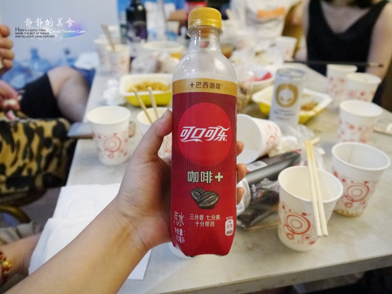 朋友家的冰箱里有好多没喝过的饮料，这是第一次喝外星人能量饮料