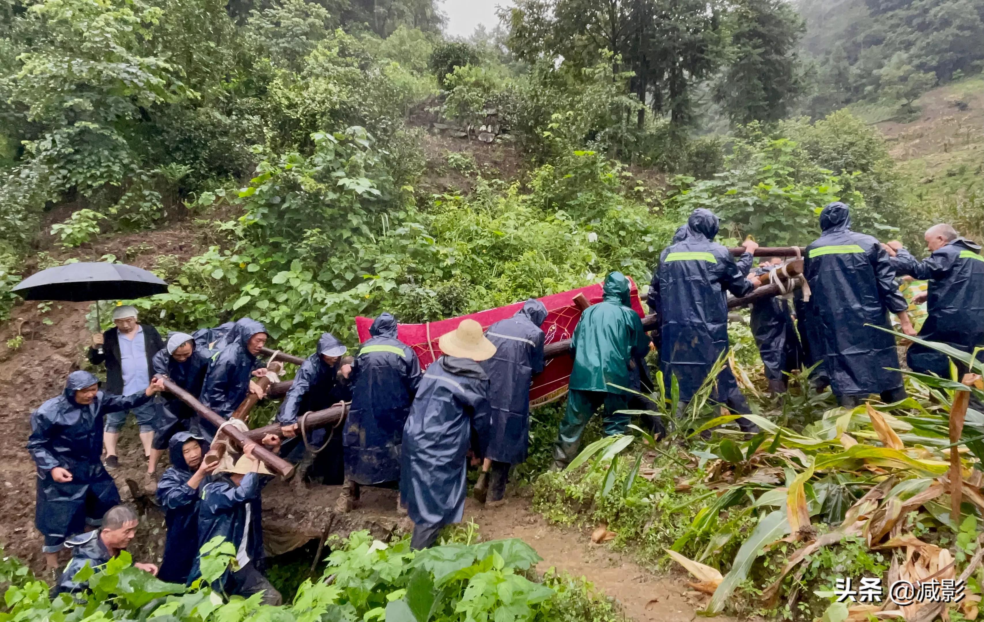 秦巴山区的葬礼，棺材800斤重需8人抬