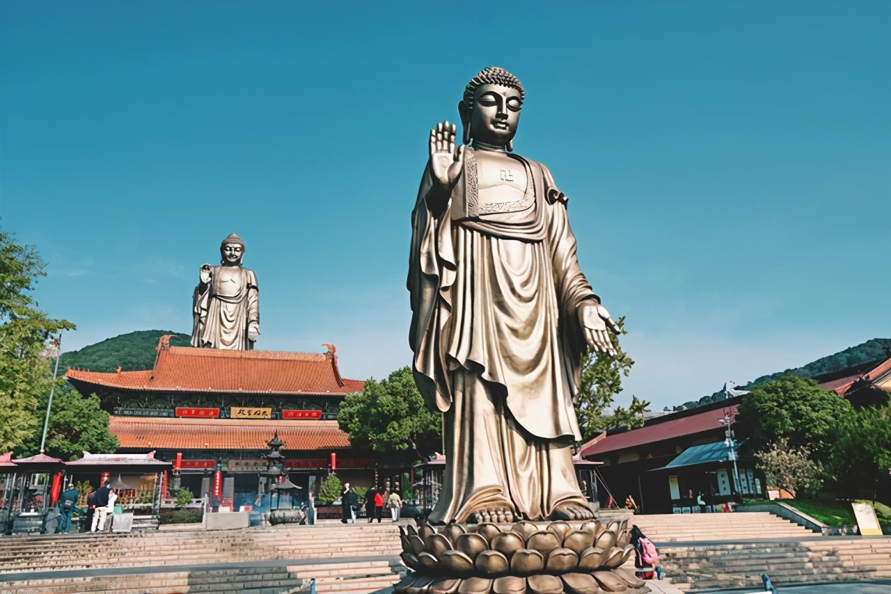 世界上最大释迦摩尼佛像，相当于30层楼高
