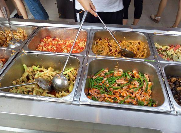 河北高校食堂“新鲜事”，16.6元自助吃15个鸡蛋被叫停，学生控诉