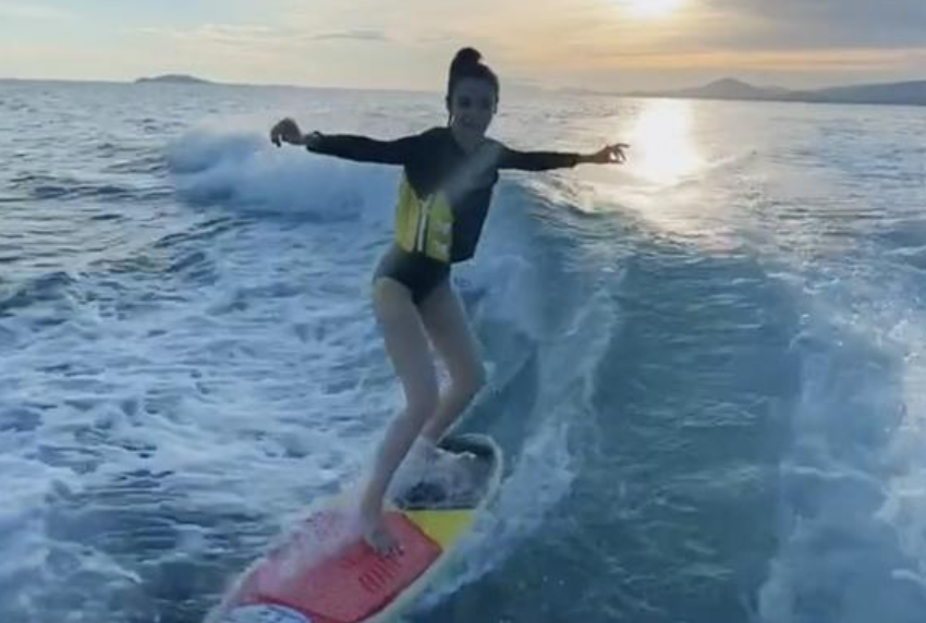 Baby穿泳装出海冲浪!大胆炫出一截紧实腹肌,脚背粉色纹身太抢镜