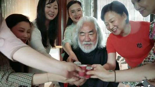 大胡子導演“采花”記：三次娶妻、69歲生子，又狗血又刺激
