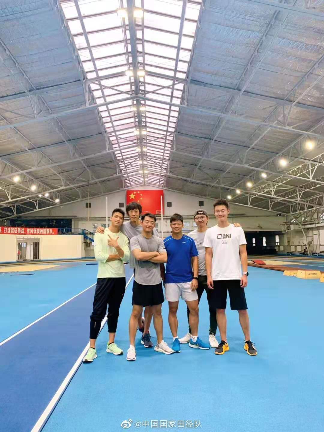 郑恺探班中国田径队,却无意暴露真实身高,苏炳添和张培萌再合影